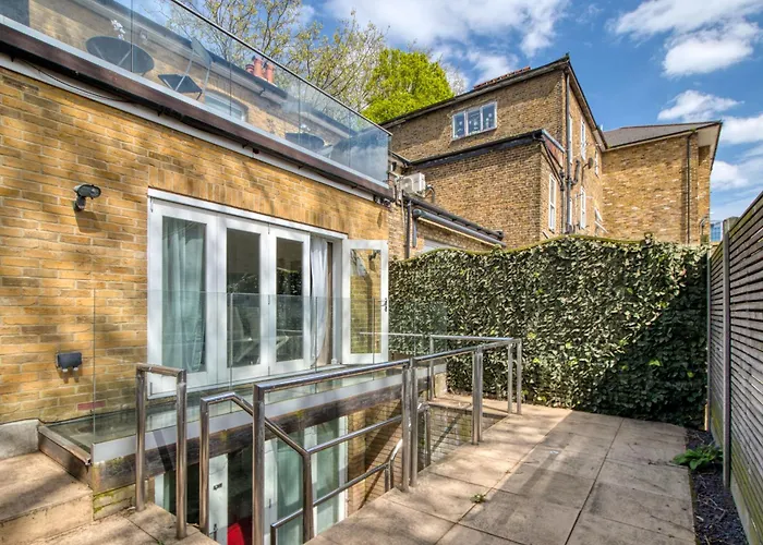 4 Bedroom House In Chiswick- Elegance & Serenity