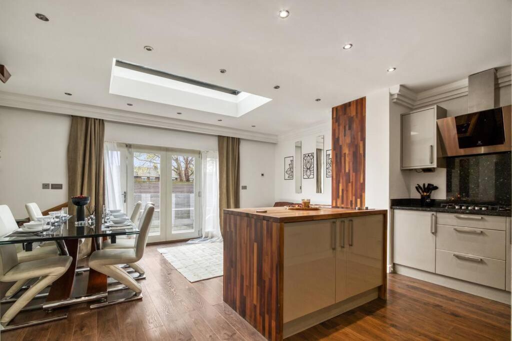 4 Bedroom House In Chiswick- Elegance & Serenity *