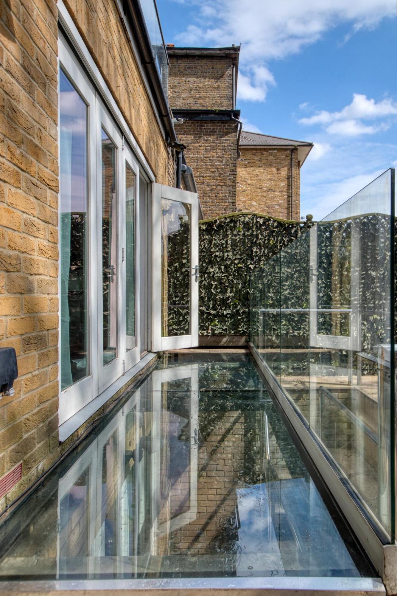 4 Bedroom House In Chiswick- Elegance & Serenity London