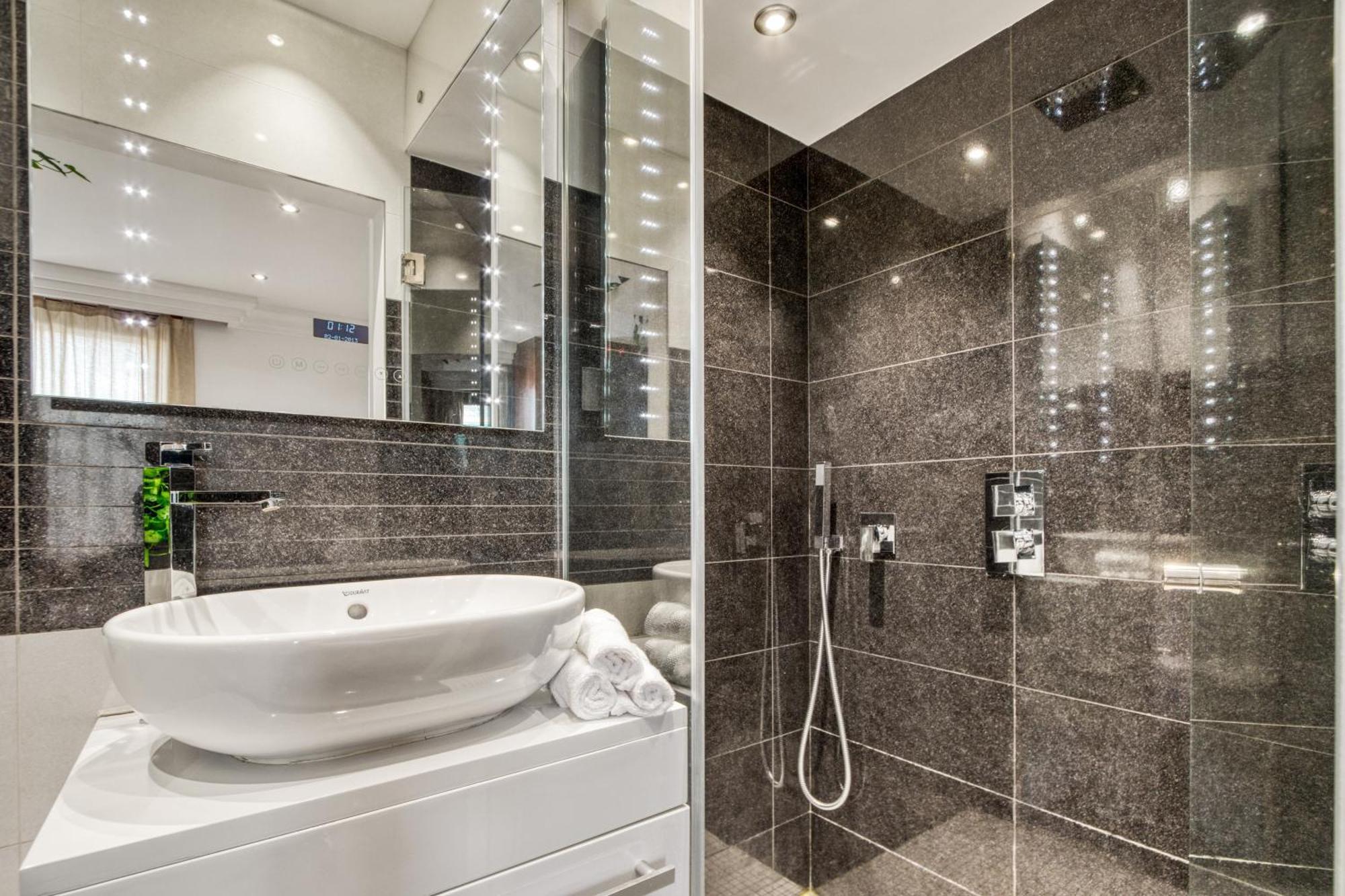 4 Bedroom House In Chiswick- Elegance & Serenity