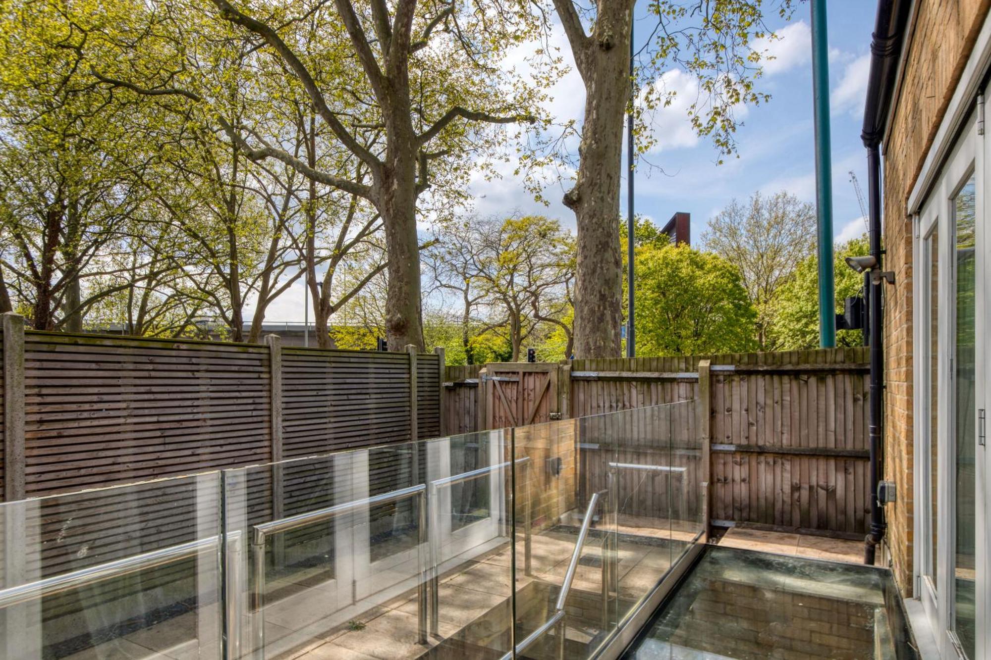 Apartment 4 Bedroom House In Chiswick- Elegance & Serenity