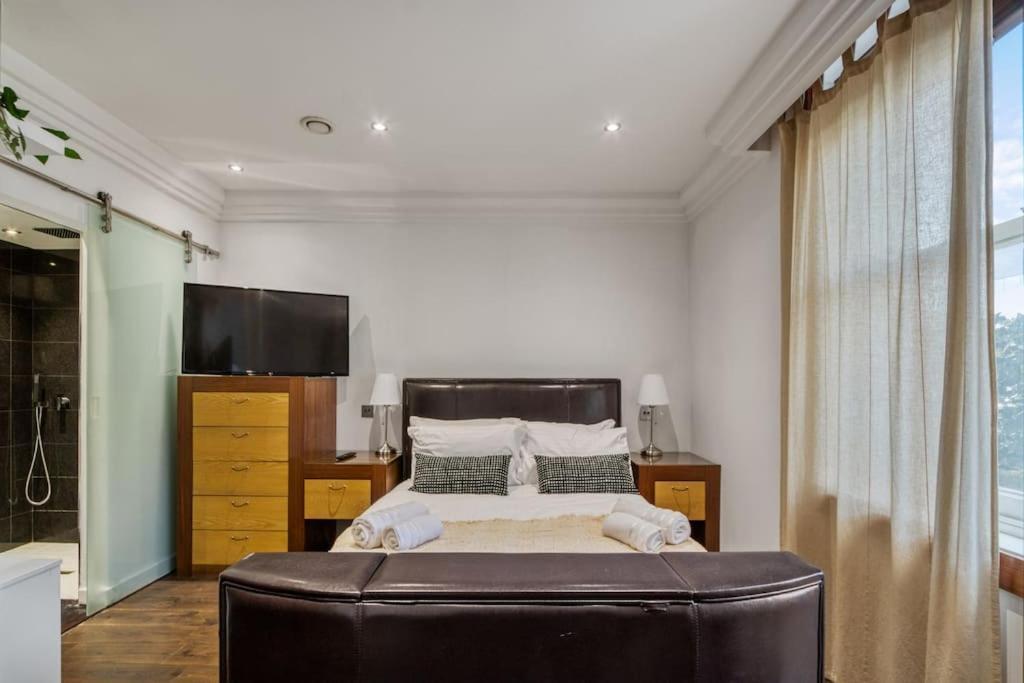 Apartment 4 Bedroom House In Chiswick- Elegance & Serenity *