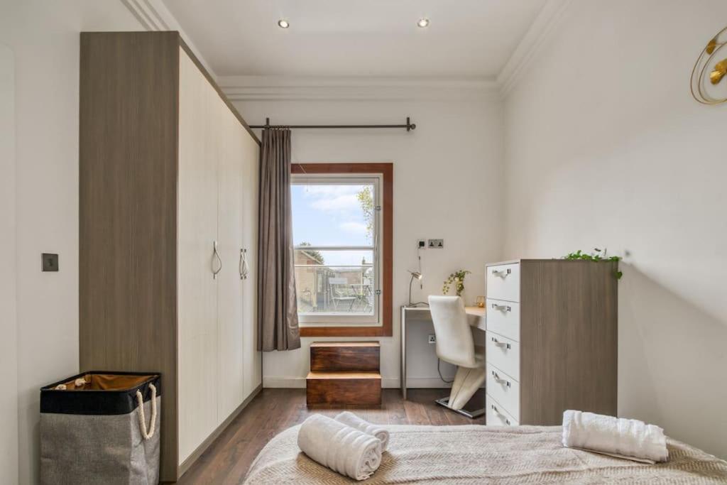 Apartment 4 Bedroom House In Chiswick- Elegance & Serenity