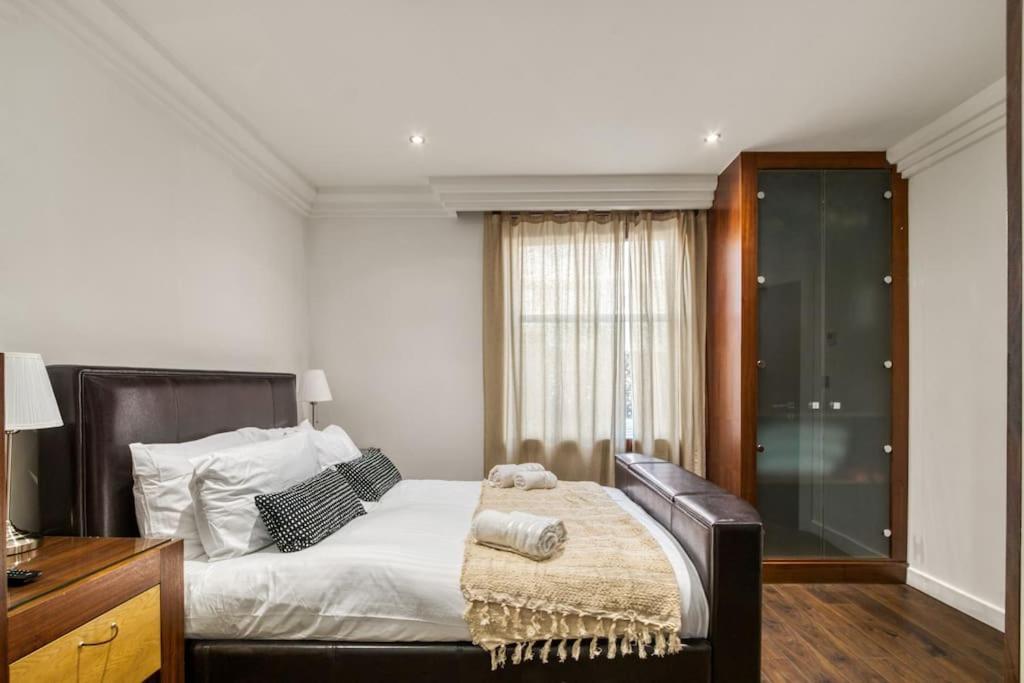 Apartment 4 Bedroom House In Chiswick- Elegance & Serenity