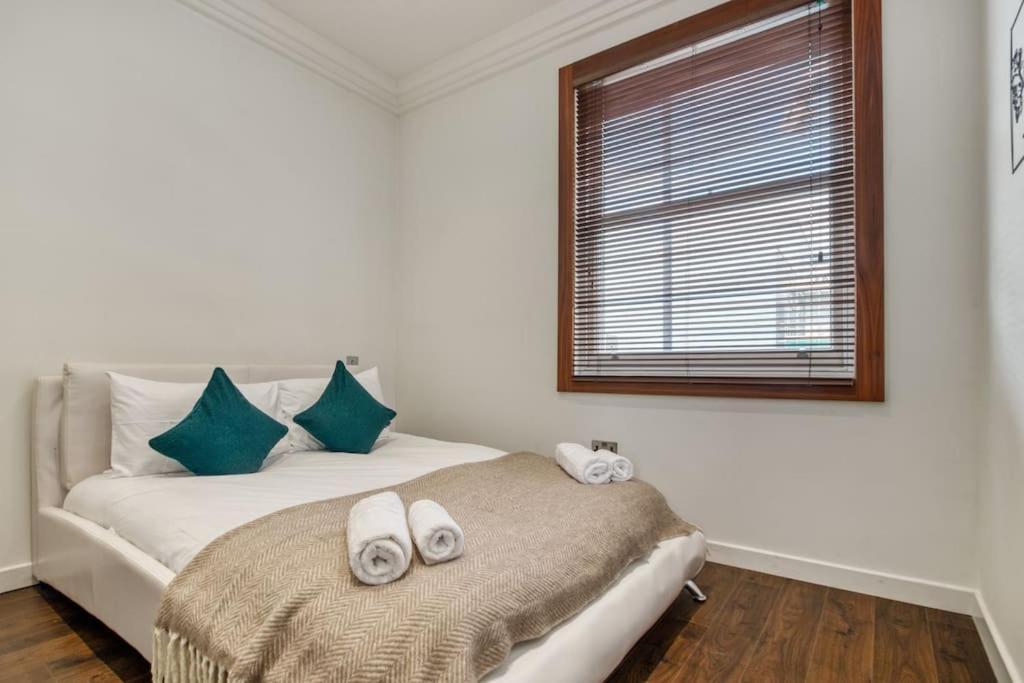 Apartment 4 Bedroom House In Chiswick- Elegance & Serenity *