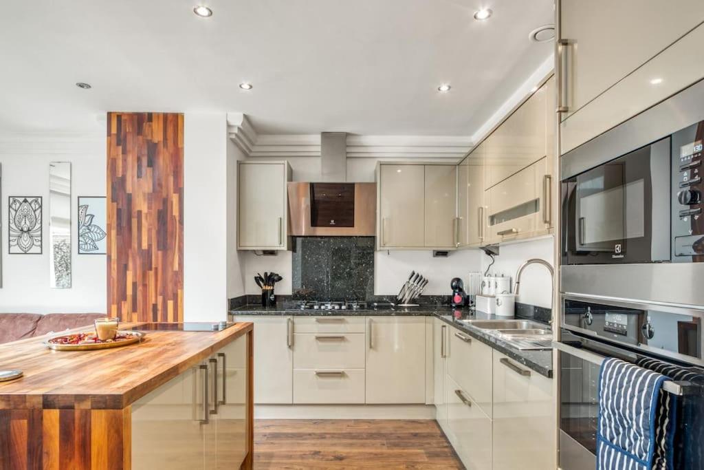 4 Bedroom House In Chiswick- Elegance & Serenity *