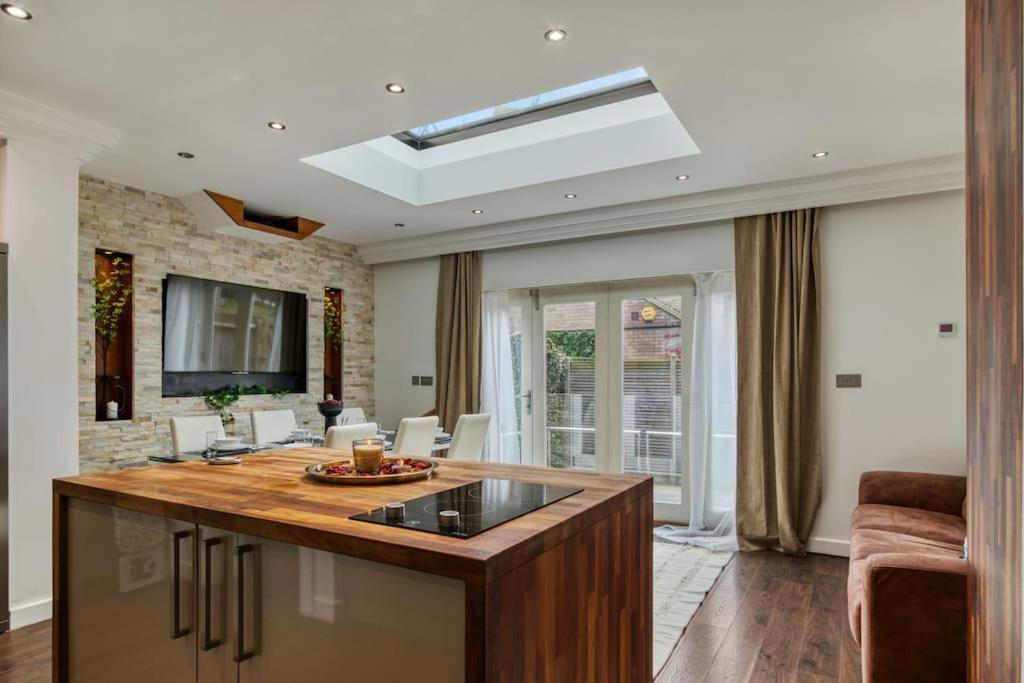 4 Bedroom House In Chiswick- Elegance & Serenity Apartment London