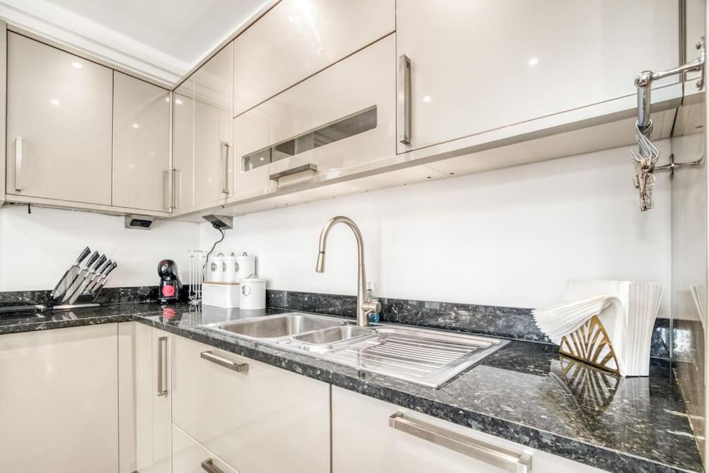 4 Bedroom House In Chiswick- Elegance & Serenity Apartment London